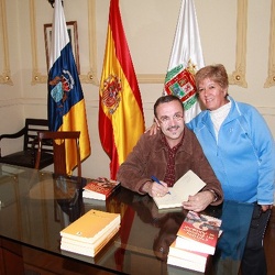 Firma del libro "La Orden del Papiro Ámbar" de José Juan Mújica Villegas